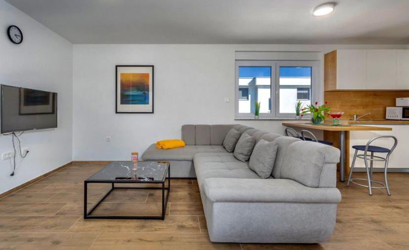 Apartmani Grgic On The Adress Branka Fucica 96 Malinska Luaran gambar